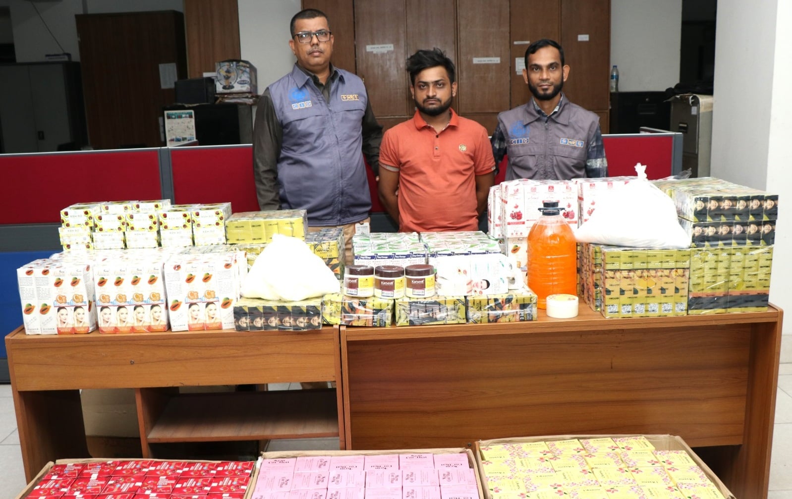 অনলাইনে ভেজাল বিদেশি কসমেটিকস বিক্রি, প্রতারক গ্রেপ্তার