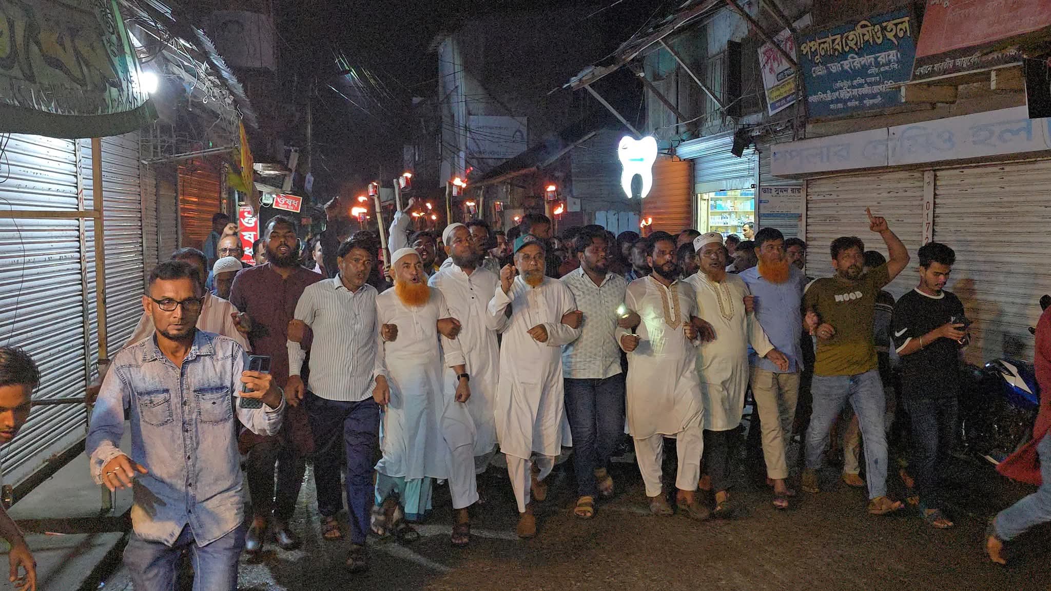 নুরের ওপর হামলার প্রতিবাদে বিভিন্ন জেলায় সড়ক অবরোধ করে বিক্ষোভ