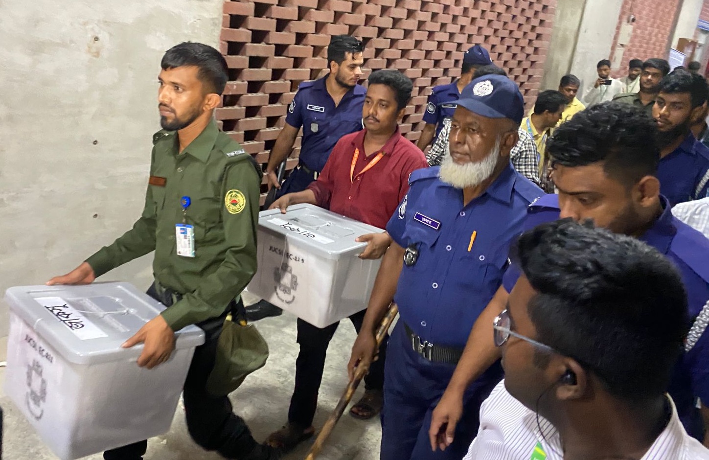 জাকসু নির্বাচনে কঠোর অবস্থানে ছিল আইনশৃঙ্খলা বাহিনী