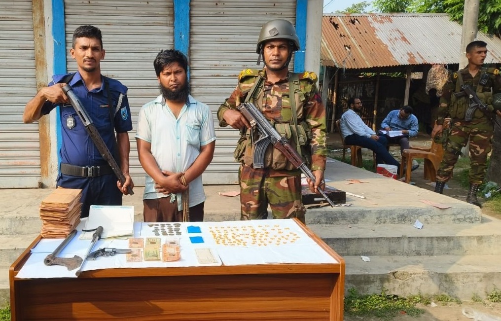 পিস্তলসহ আদর্শ ক্ষুদ্র সমবায় সমিতির পরিচালক আটক