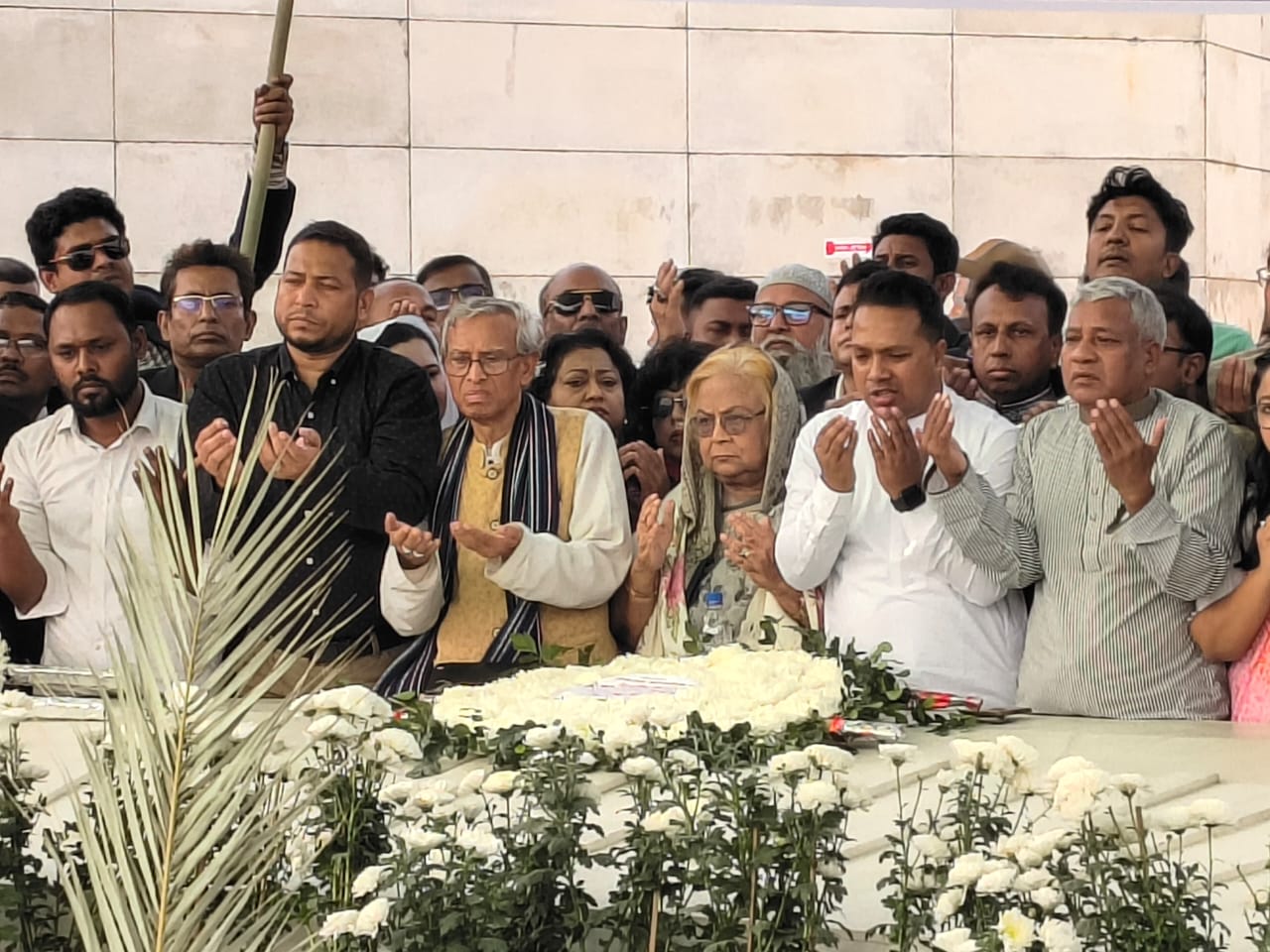 কবর জিয়ারতের মধ্য দিয়ে ‘বেগম খালেদা জিয়া স্মৃতি সংসদ’-এর যাত্রা
