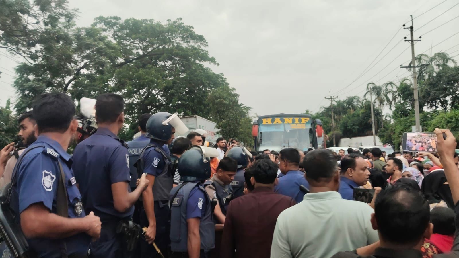 পোশাকশ্রমিকদের অবরোধে ঢাকা-চট্টগ্রাম মহাসড়কে ১৭ কিমি যানজট