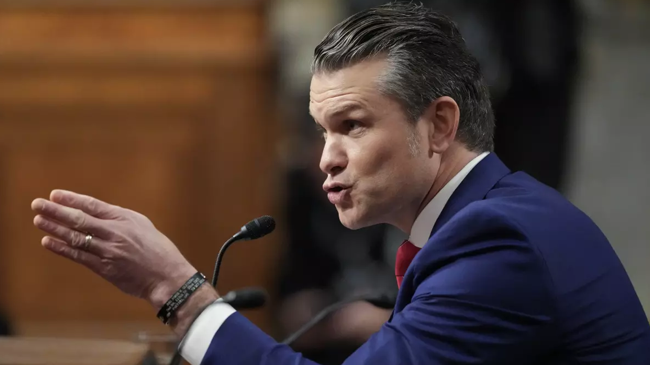 মার্কিন প্রতিরক্ষামন্ত্রীর বিরুদ্ধে যুদ্ধাপরাধ ও জাতীয় নিরাপত্তা লঙ্ঘনের অভিযোগ