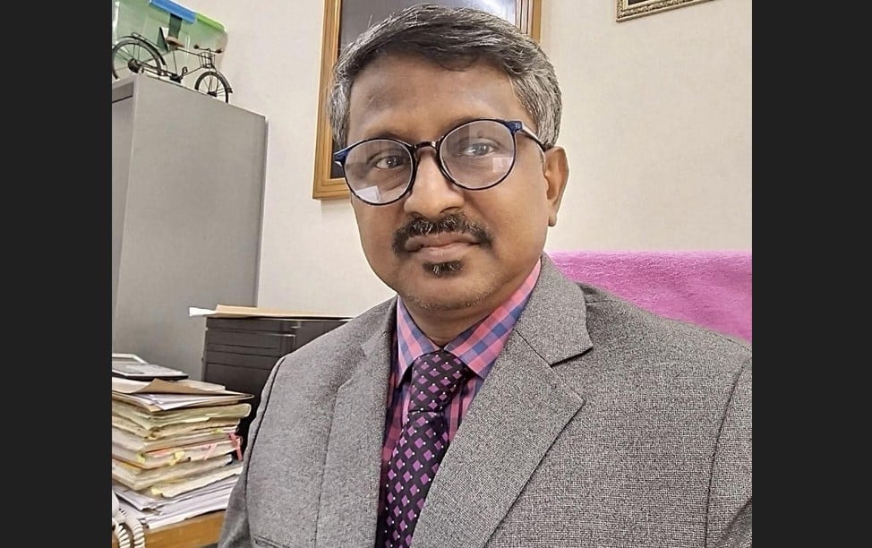চাকরি হারিয়ে মুখ খুললেন হাইকোর্টের সহকারী রেজিস্ট্রার