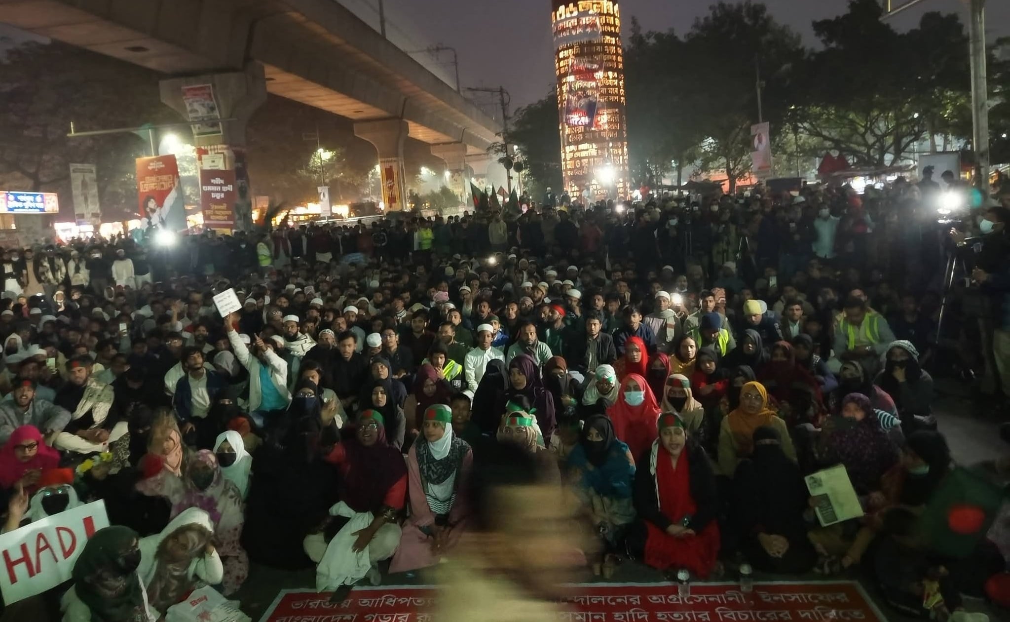 রাতভর শাহবাগেই অবস্থানের ঘোষণা বিক্ষোভকারীদের
