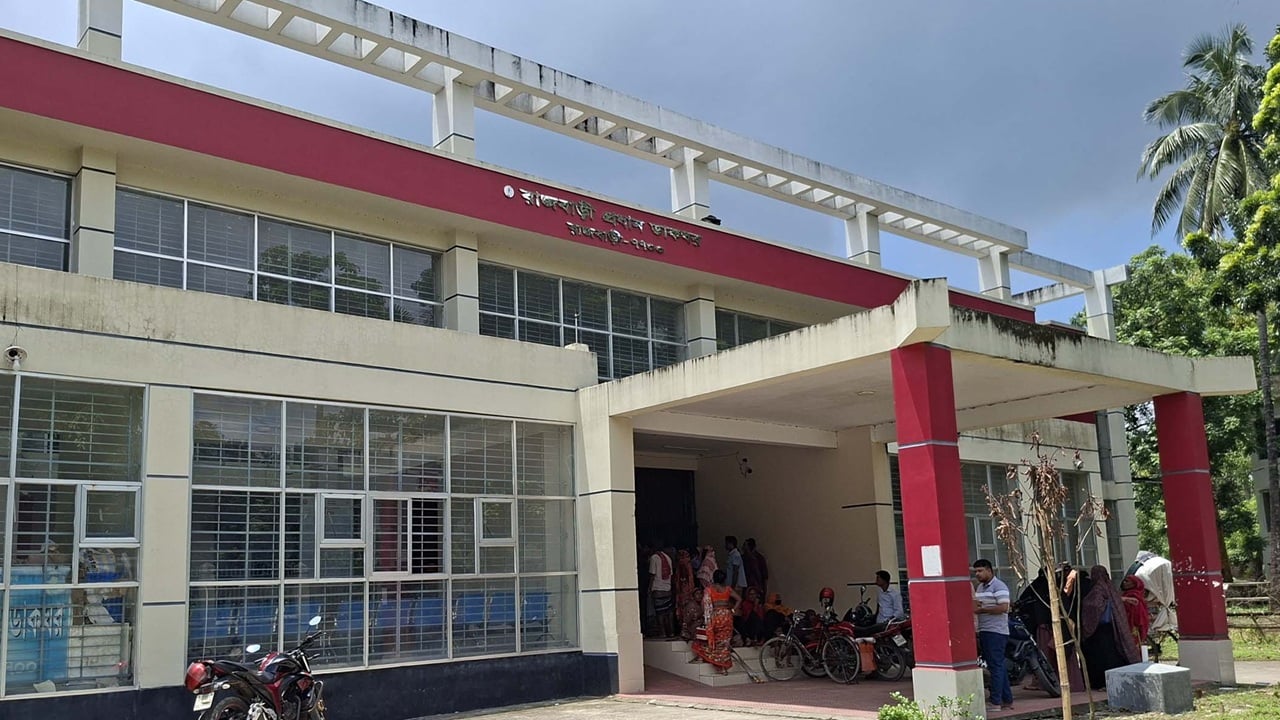 রাজবাড়ী প্রধান ডাকঘরে গ্রাহকদের কোটি টাকা নিয়ে কর্মচারী লাপাত্তা