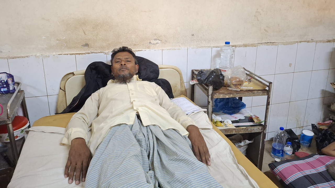 আশ্রয়ণ প্রকল্পের ঘর বিক্রিতে বাধা দেওয়ায় কৃষকদল নেতার ওপর হামলা
