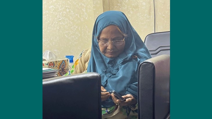 জবির সাবেক শিক্ষক আনোয়ারাকে পুলিশে দিলেন শিক্ষার্থীরা
