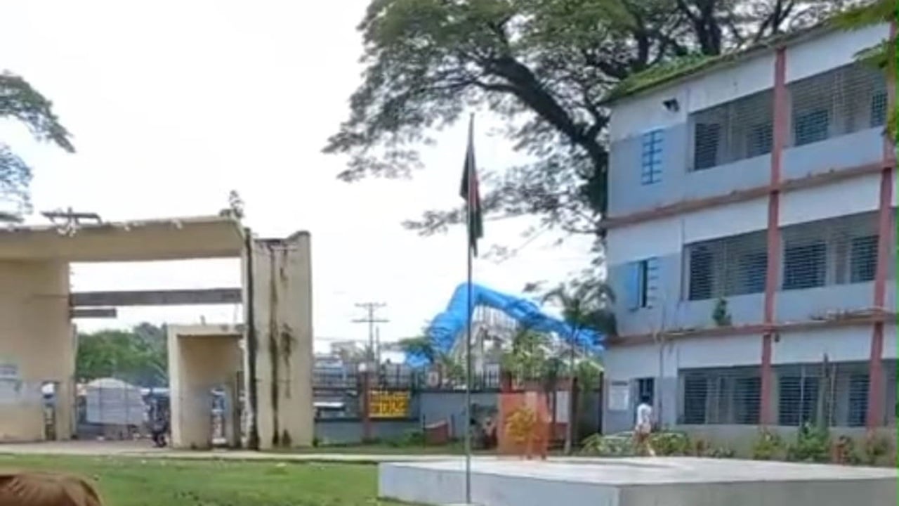 মোহনগঞ্জে জাতীয় পতাকা অর্ধনমিত না রাখায় প্রশ্নের মুখে প্রধান শিক্ষক