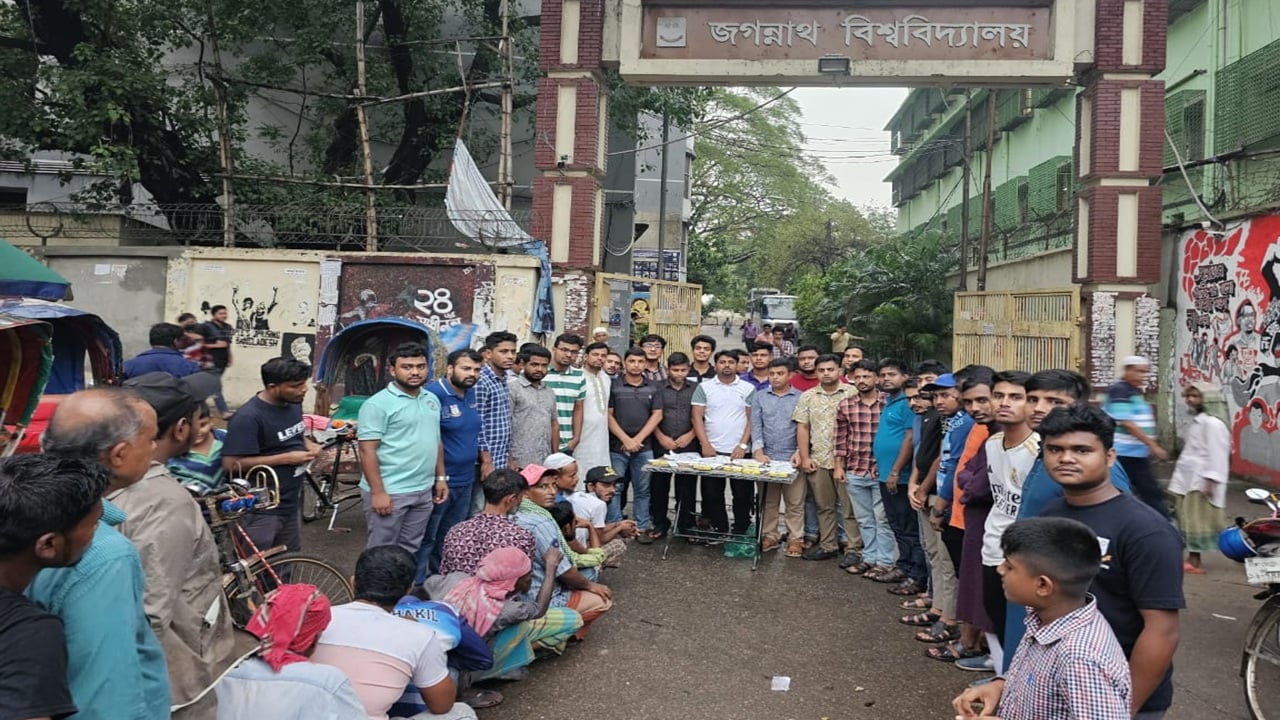 জবি ছাত্রদলের উদ্যোগে দুস্থদের মাঝে খাবার বিতরণ