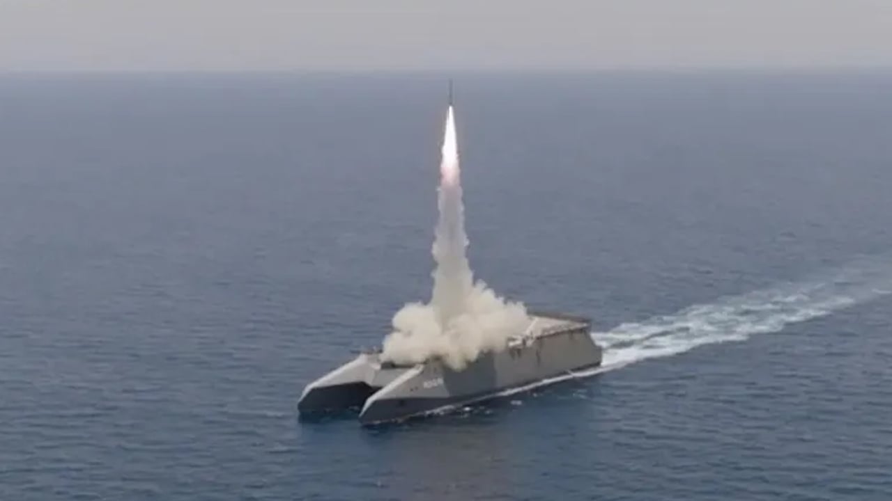 হরমুজ প্রণালি আবারো বন্ধের ঘোষণা দিলো ইরানের নৌবাহিনী