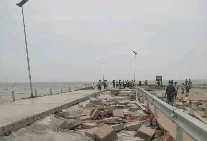 জোয়ারের পানিতে লন্ডভন্ড ফেরিঘাটের রাস্তা