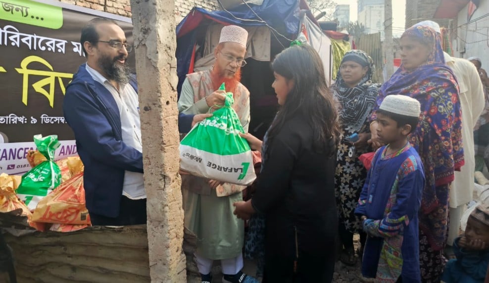 কড়াইল বস্তিতে অগ্নিকাণ্ডে ক্ষতিগ্রস্ত পরিবারের পাশে ইকসাস