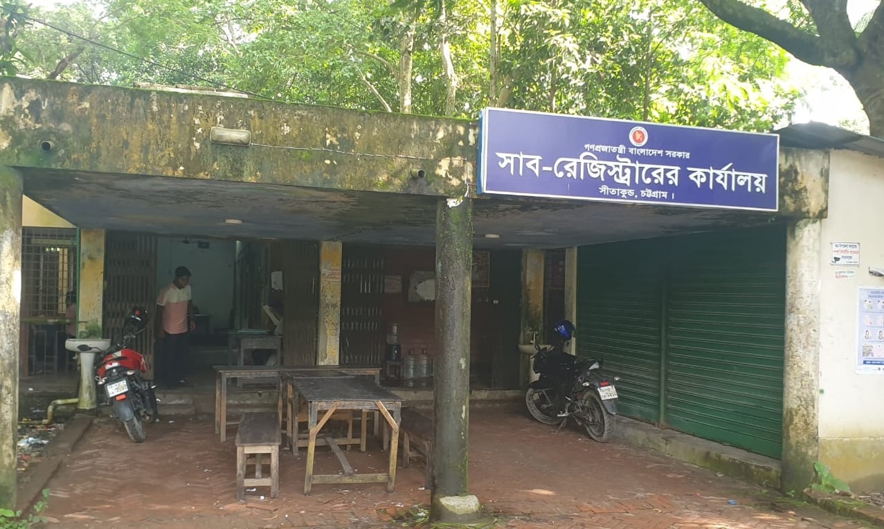 আওয়ামী দালালদের দখলে থমকে গেছে দলিল রেজিস্ট্রি