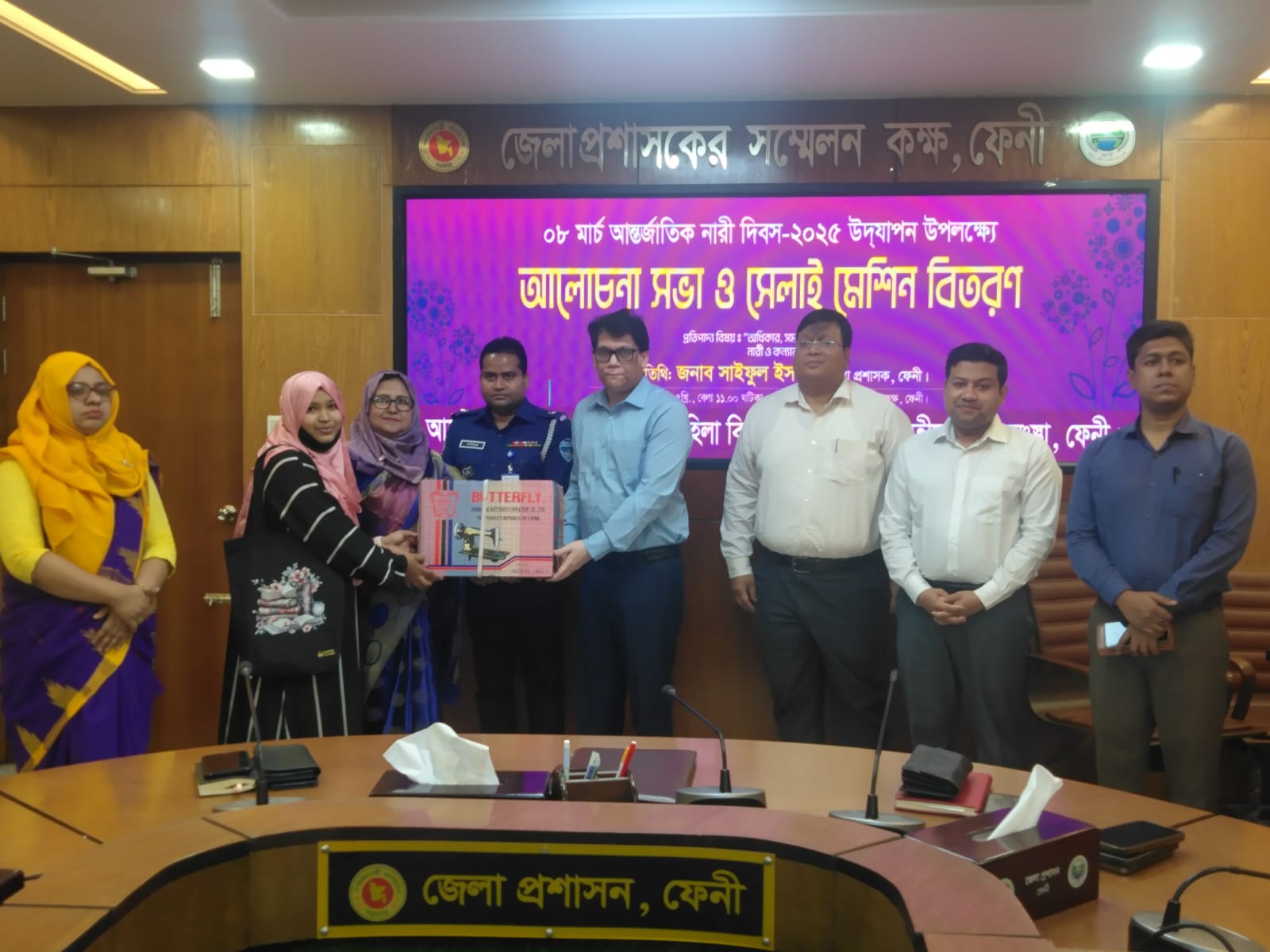 ফেনীতে ১০ নারীকে সেলাই মেশিন বিতরণ