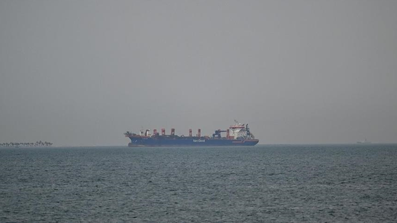 দ্বিতীয় প্রচেষ্টায় হরমুজ প্রণালি অতিক্রমে সফল চীনের ২ জাহাজ