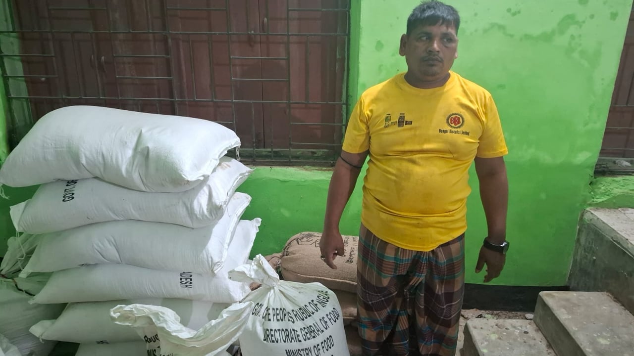 হাজীগঞ্জে ১৪ বস্তা সরকারি চালসহ গ্রাম পুলিশ আটক