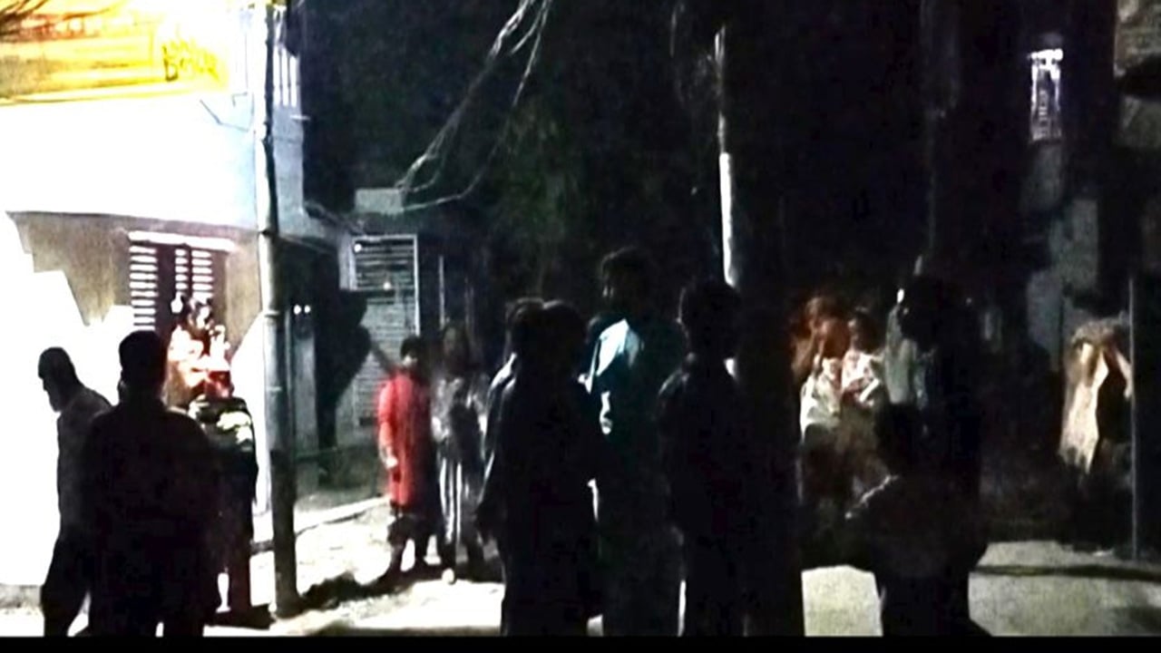 ভূমিকম্পের আতঙ্কে ঘরের বাইরে মানুষ, ছুটছে গ্রামের দিকে