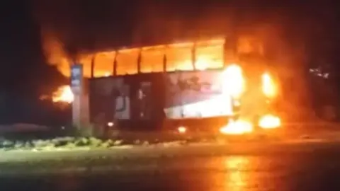 ফরিদপুরে থানার সামনে বাসে আগুন