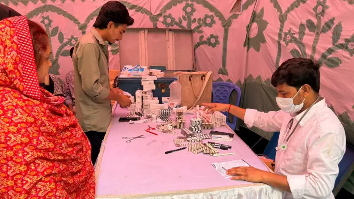 সুবিধাবঞ্চিতদের জন্য পুরান ঢাকায় ছাত্রদল নেতার বিনামূল্যে স্বাস্থ্যসেবা