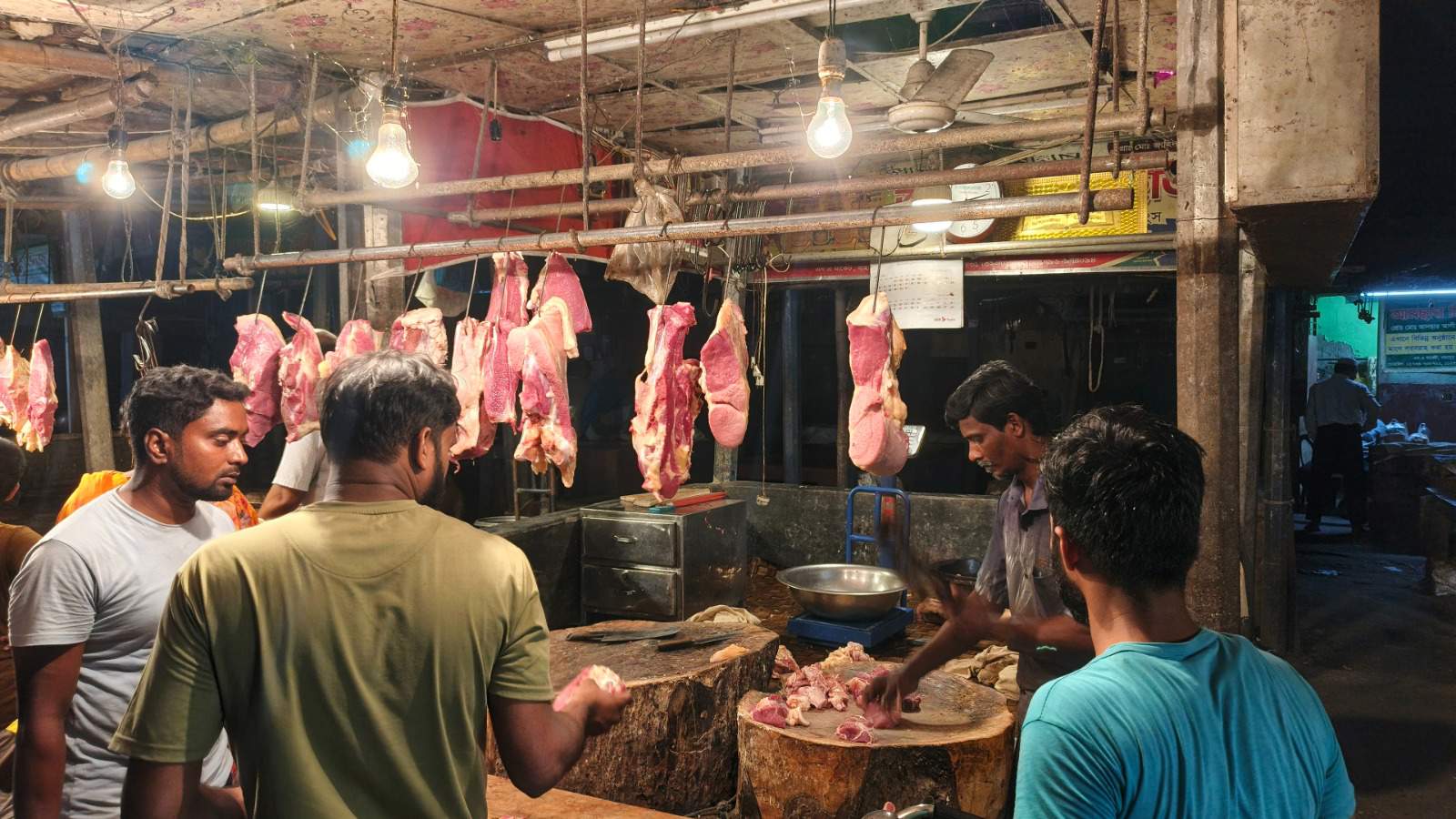 দিনাজপুর থেকে ঢাকায় পৌঁছেছেন আড়াই হাজার কসাই