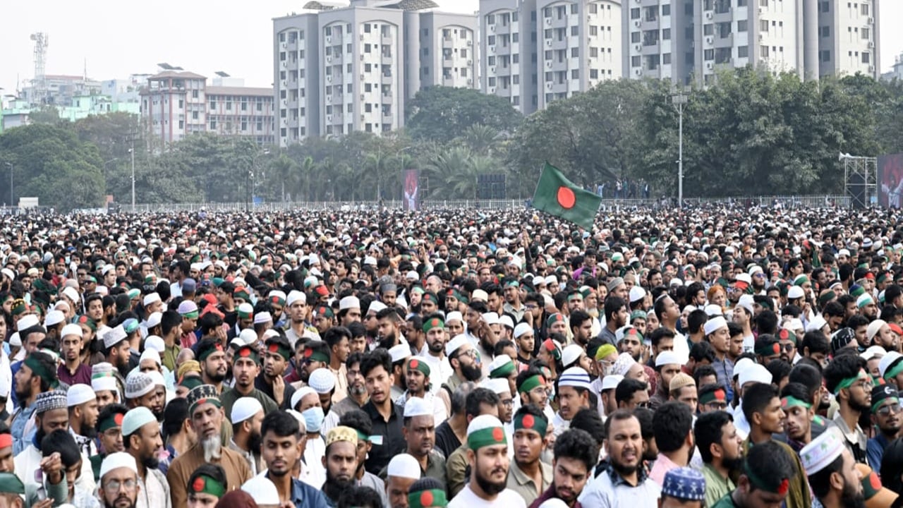 শহীদ ওসমান হাদিকে শেষ বিদায়ে ভিন্ন ধর্মাবলম্বীরা