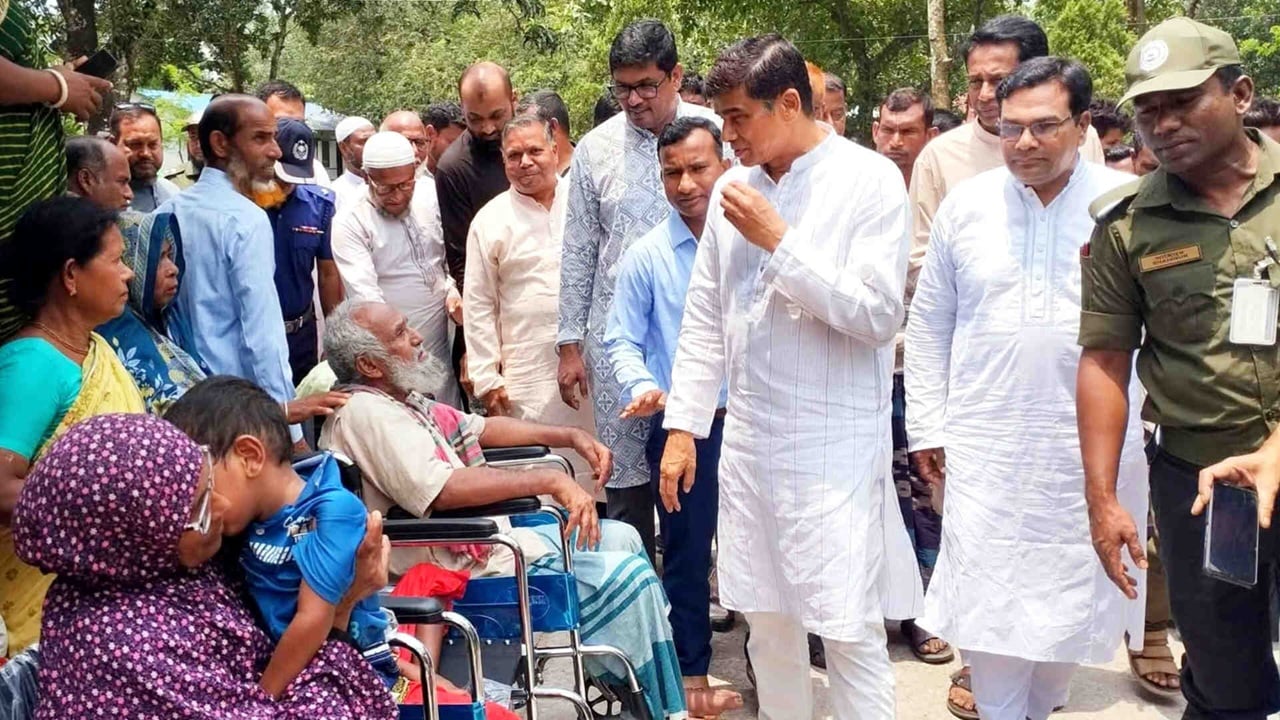 দেবীগঞ্জে ঝড়ে ক্ষতিগ্রস্তদের মাঝে ঢেউটিন ও অর্থ বিতরণ পানি সম্পদ প্রতিমন্ত্রীর