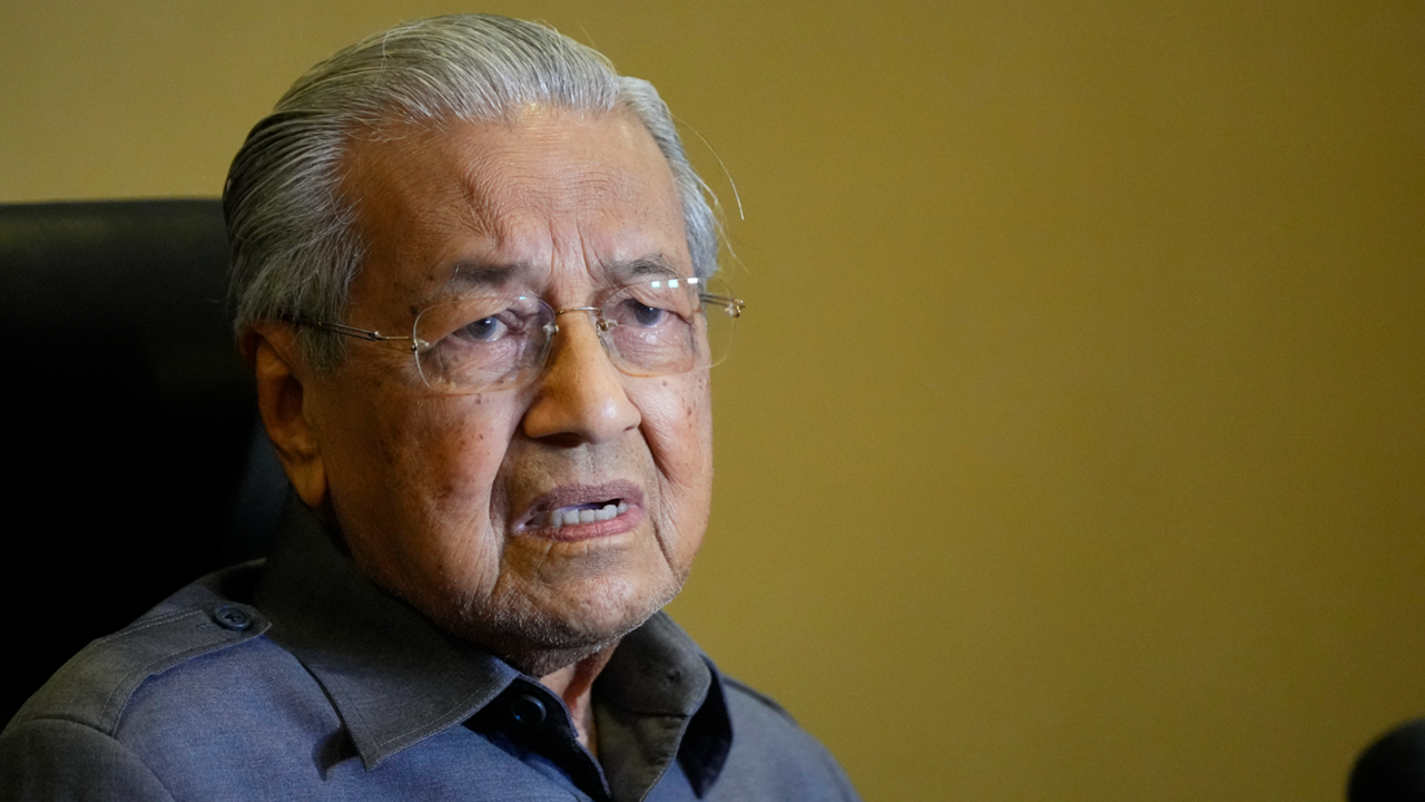 মালয়েশিয়ার সাবেক প্রধানমন্ত্রী মাহাথির মোহাম্মদ হাসপাতালে ভর্তি