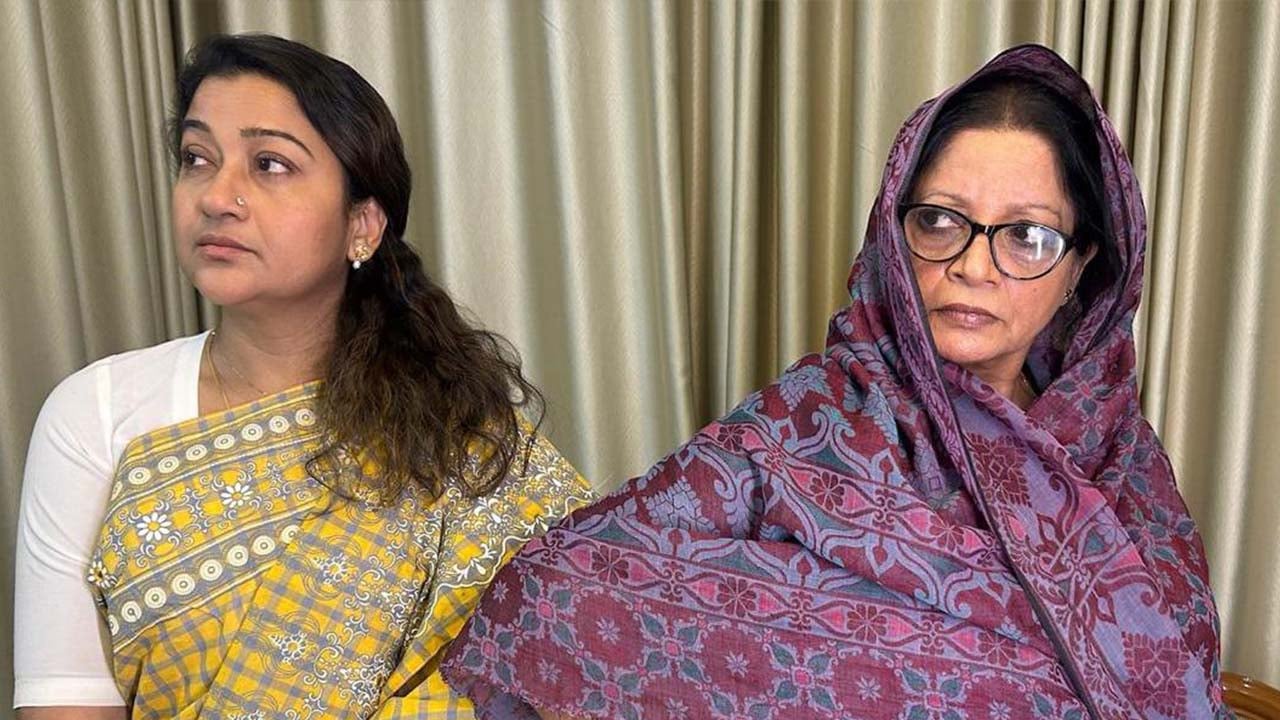 ড্রাইভিং সিটে ডলি জহুর ও দীপা খন্দকার