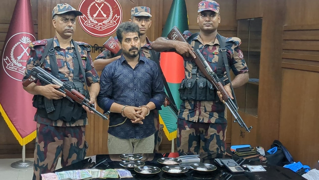 ৬ কোটি ৬২ লাখ টাকার ডায়মন্ড ও বিদেশি মুদ্রাসহ ভারতীয় নাগরিক আটক