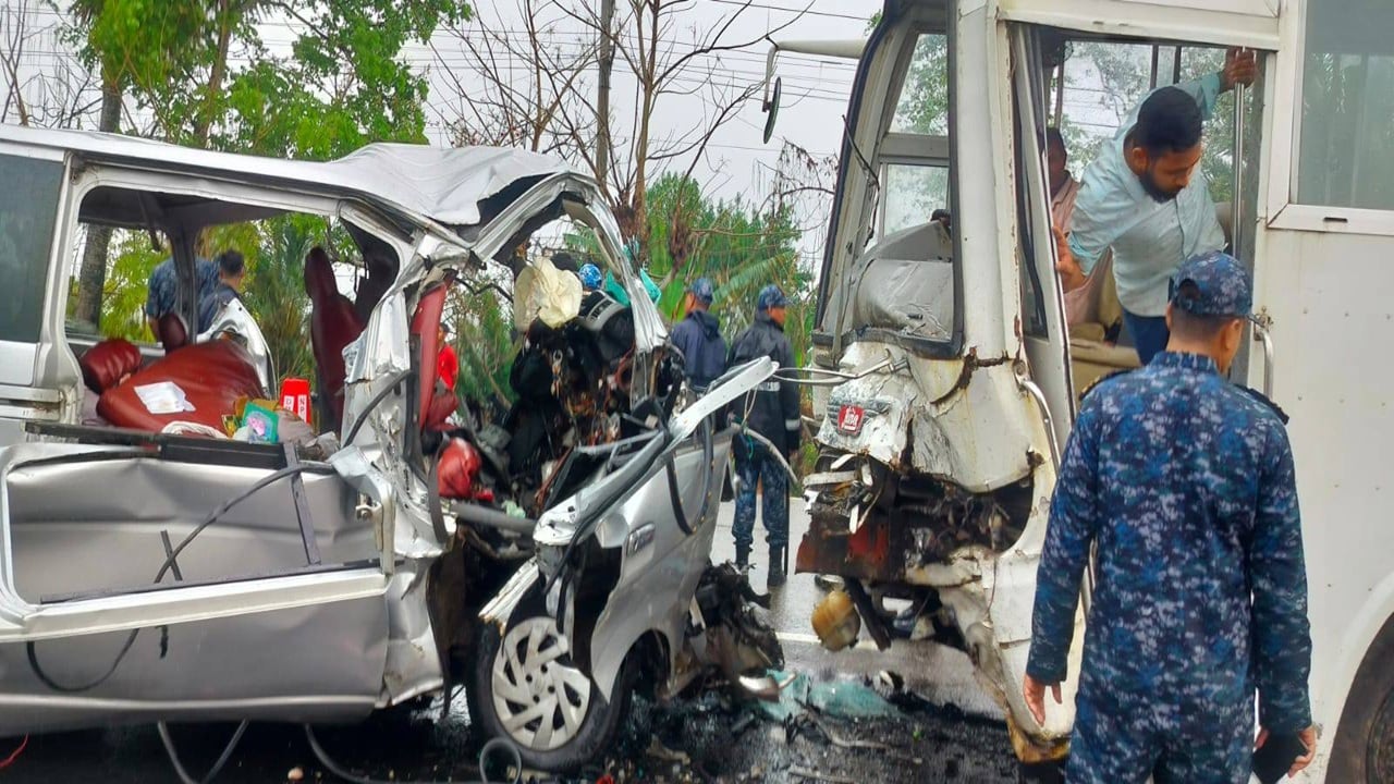 রামপালের বেলাইব্রিজে ভয়াবহ সড়ক দুর্ঘটনায় নিহত ৮