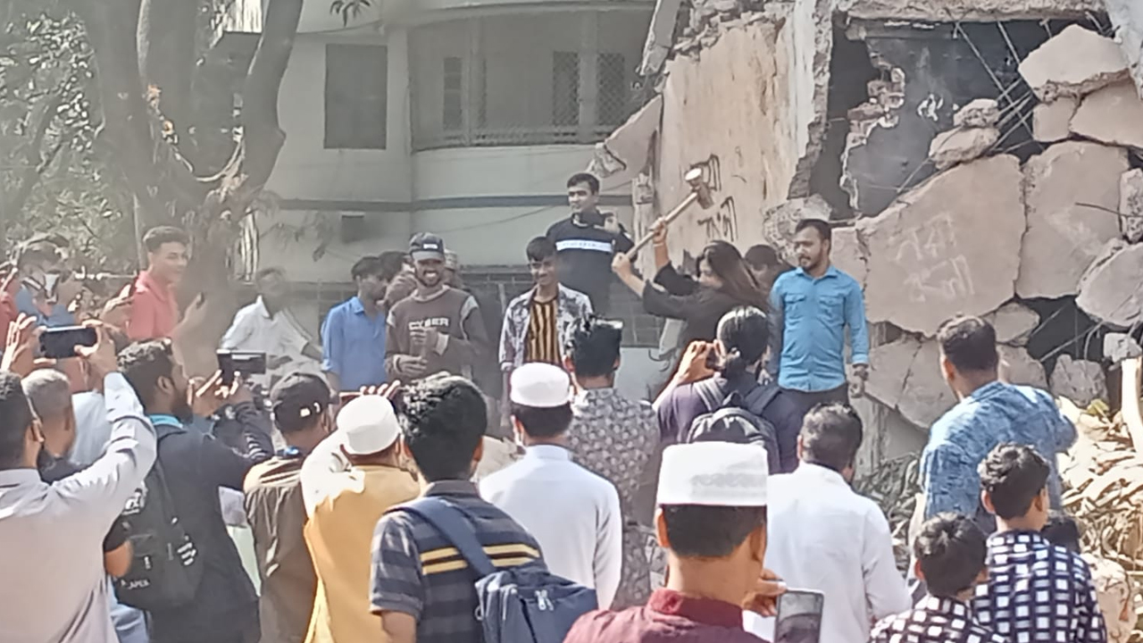 গুঁড়িয়ে দেয়া ৩২ নম্বর ও সুধা সদনে সাধারণ মানুষের উল্লাস