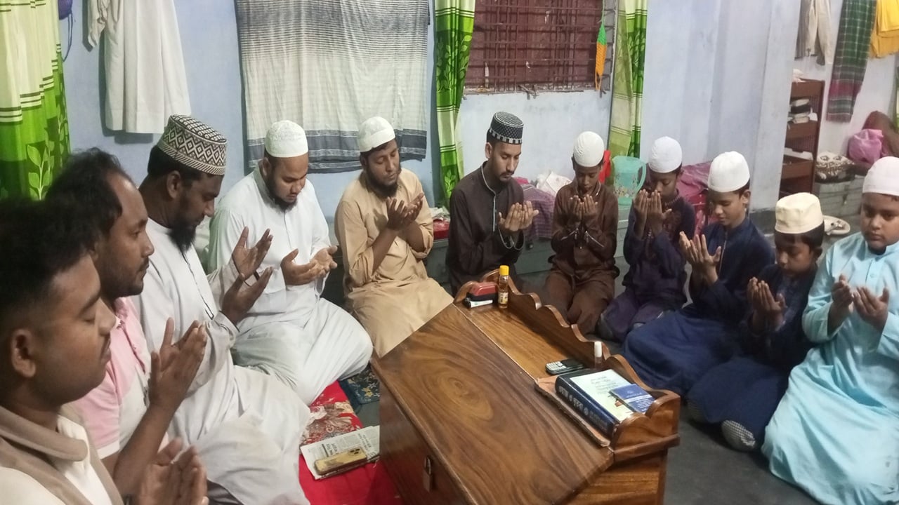 আমার দেশ সম্পাদকের মায়ের মাগফেরাত কামনায় দোয়া ও খাবার বিতরণ