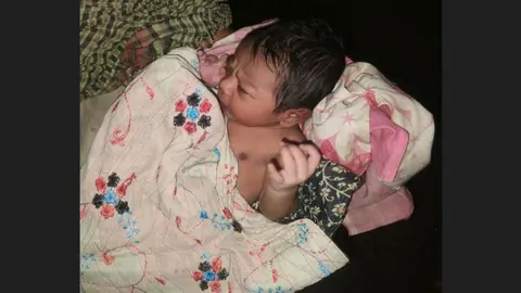 জন্মের পরই অনিশ্চিত জীবন, ড্রেনের পাশে মিলল নবজাতক কন্যা