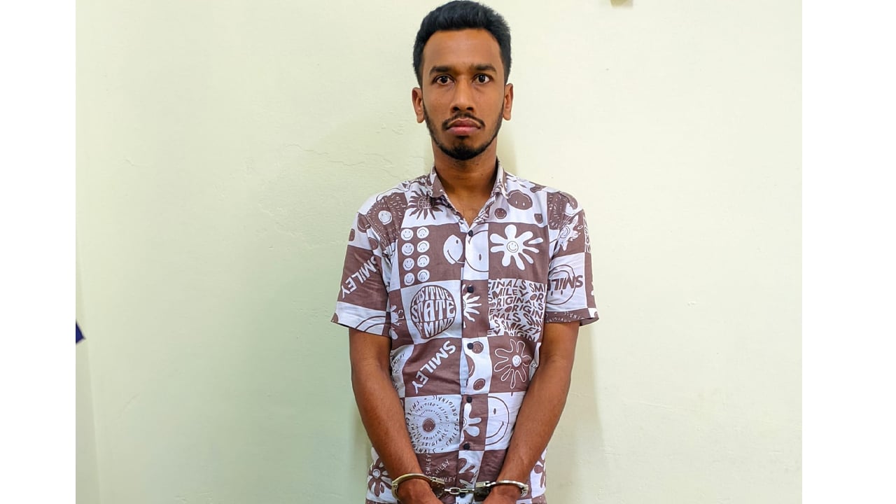 বিদেশে পালানোর সময় বিমানবন্দরে ছাত্রলীগ নেতা আটক