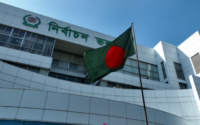 নির্বাচন সামনে রেখে মাঠে সরব ২০০ রাজনৈতিক দল