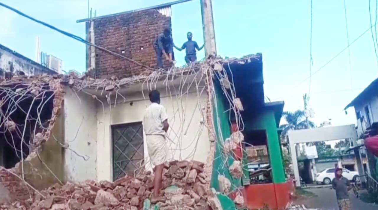 লাইব্রেরির জমি থেকে সরানো হলো আ.লীগের কার্যালয়