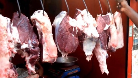 খাসি বলে ঘোড়ার মাংস বিক্রি করে আটক ২