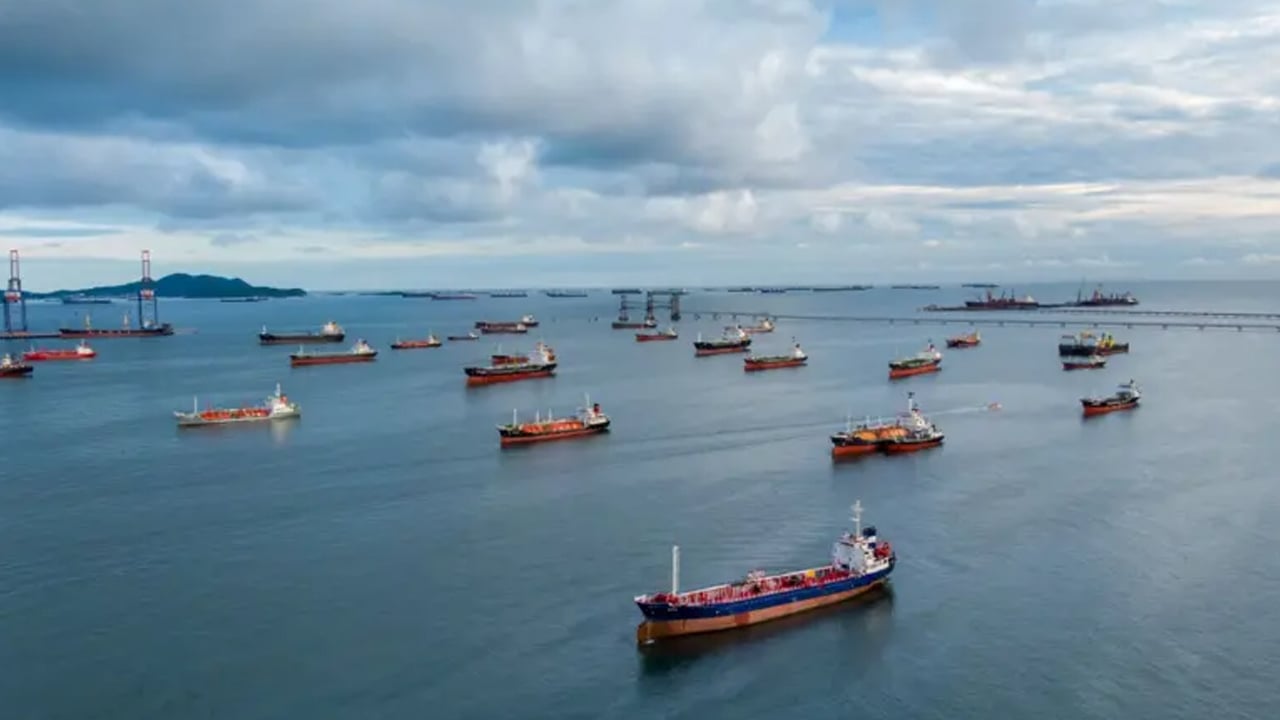 হরমুজ প্রণালিতে আটকা পড়েছে হাজারো জাহাজ