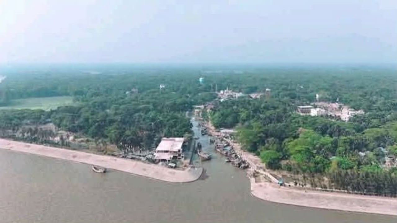 রামগতিতে ঘুরতে গিয়ে চরে আটকা দেড়শতাধিক পর্যটক