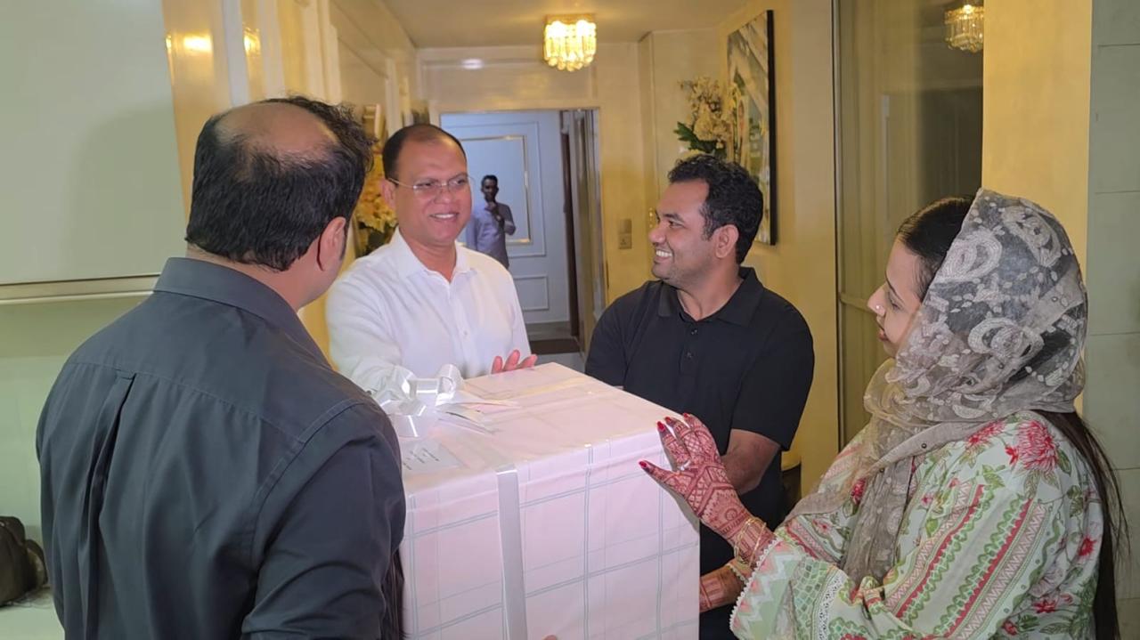 সেই নবদম্পতির জন্য উপহার পাঠালেন প্রধানমন্ত্রী