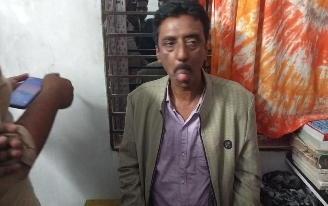 হিন্দু নারীর সঙ্গে অসামাজিক কাজের সময় আ.লীগ নেতা আটক