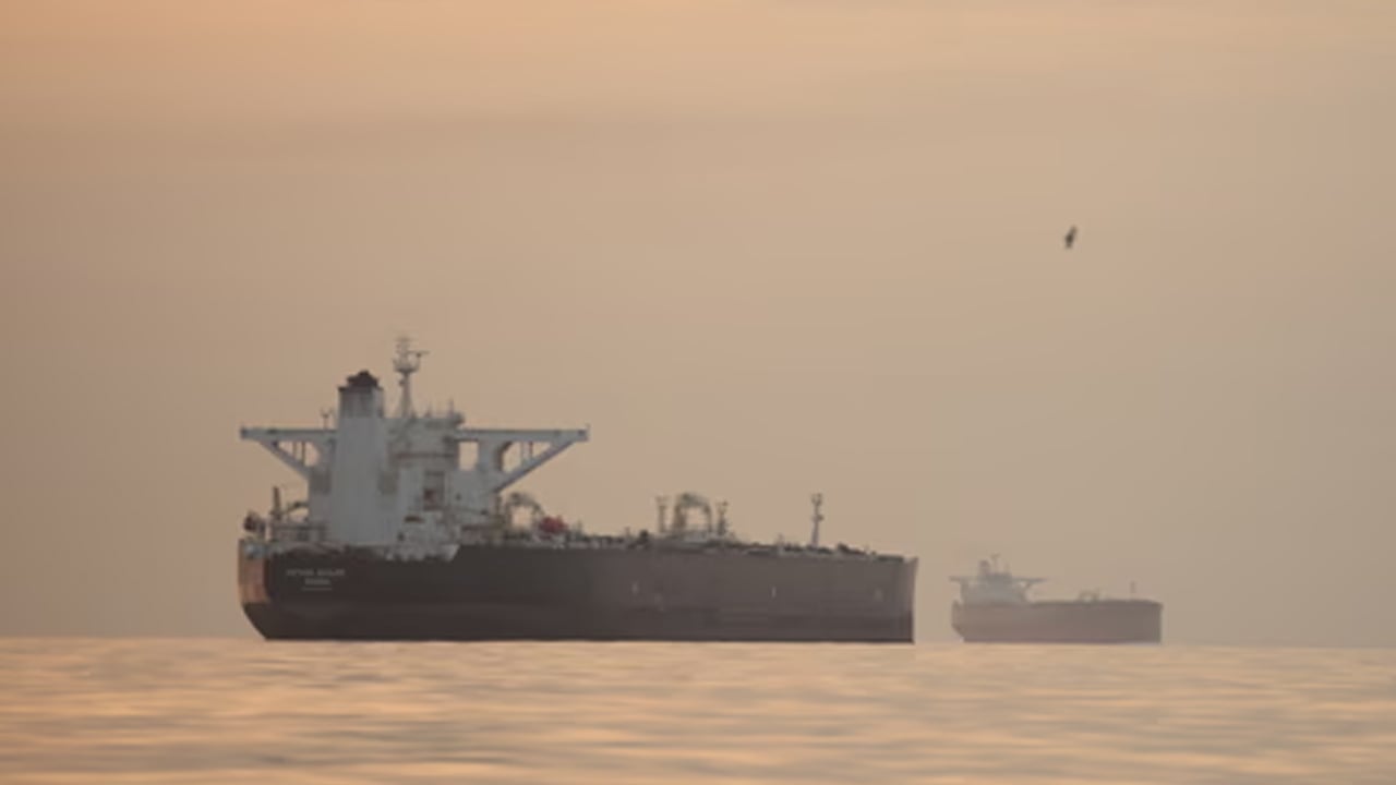 হরমুজ পার হলো আটটি তেল ও গ্যাস ট্যাঙ্কার