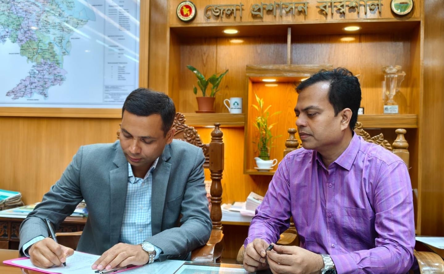 বরিশালে নতুন ডিসি মামুন খন্দকারের যোগদান