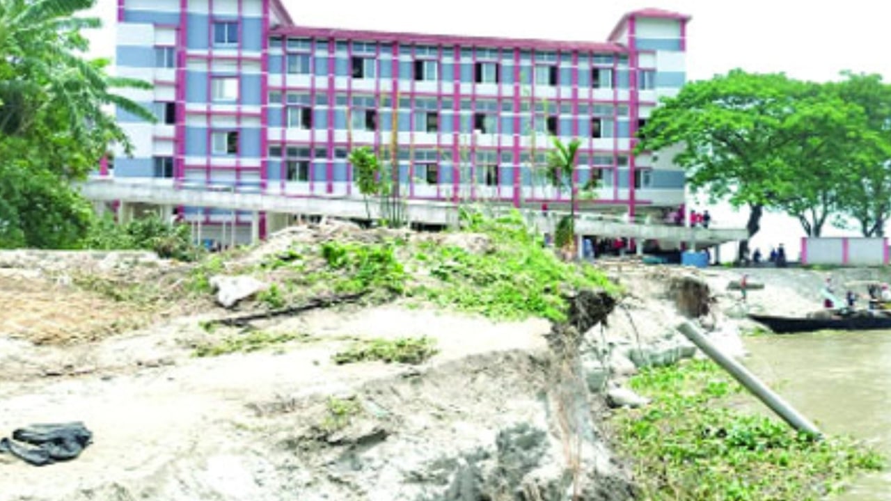 যমুনার গ্রাসে শিবালয়ের বিশাল মাদরাসা