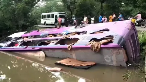 জবির সাবেক শিক্ষার্থীদের বাস পুকুরে, আহত ১৫
