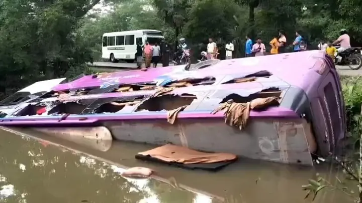 জবির সাবেক শিক্ষার্থীদের বাস পুকুরে, আহত ১৫
