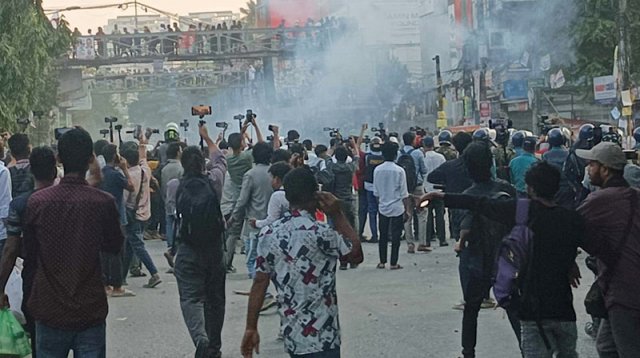 ৩ ঘণ্টায়ও থামেনি দুই কলেজ শিক্ষার্থীদের সংঘর্ষ, আহত ৫