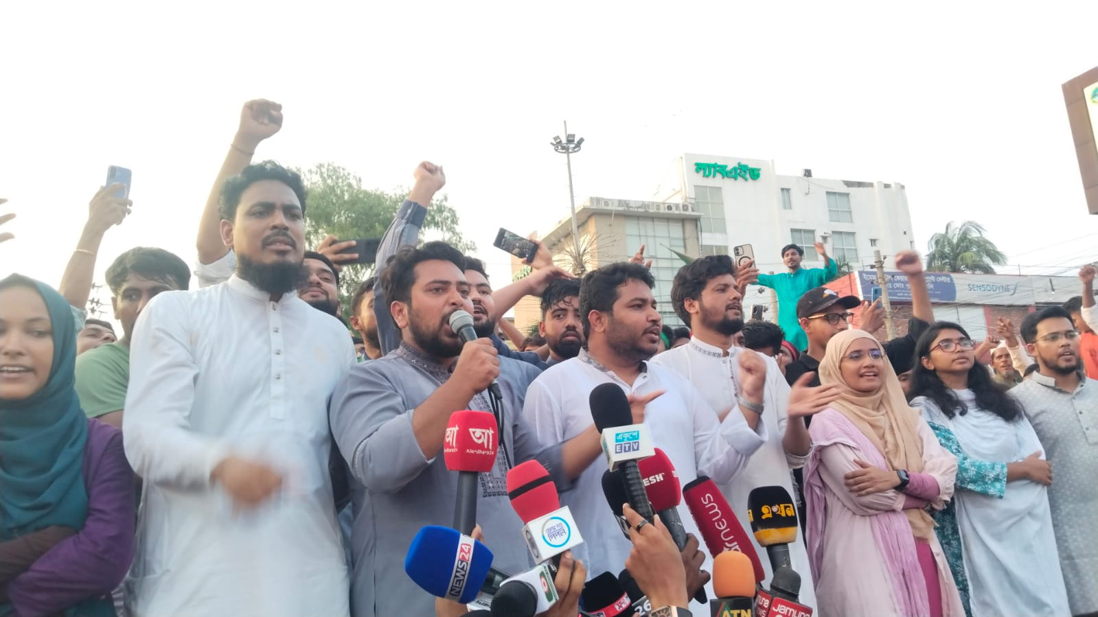 পুরোনো খেলার নিয়ম বদলাতেই আমরা রক্ত দিয়েছি: নাহিদ