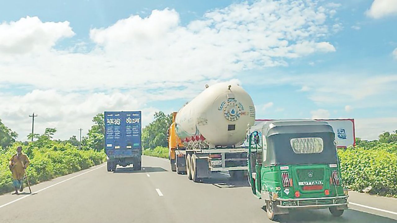ঢাকা-চট্টগ্রাম মহাসড়ক দাপাচ্ছে থ্রি হুইলার